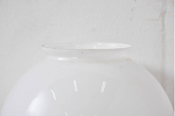 《引っ掛けシーリング式ペンダントライト加工費込み》　和製アンティーク　やわらかな乳白色のレトロな球体型ペンダントライト　(R-086148)