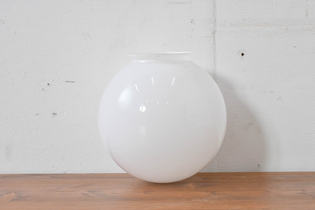 《引っ掛けシーリング式ペンダントライト加工費込み》　和製アンティーク　やわらかな乳白色のレトロな球体型ペンダントライト　(R-086148)