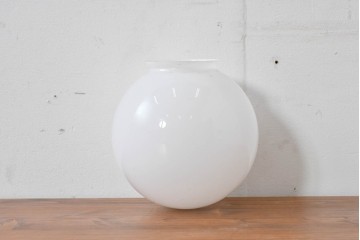 《引っ掛けシーリング式ペンダントライト加工費込み》　和製アンティーク　やわらかな乳白色のレトロな球体型ペンダントライト　(R-086148)