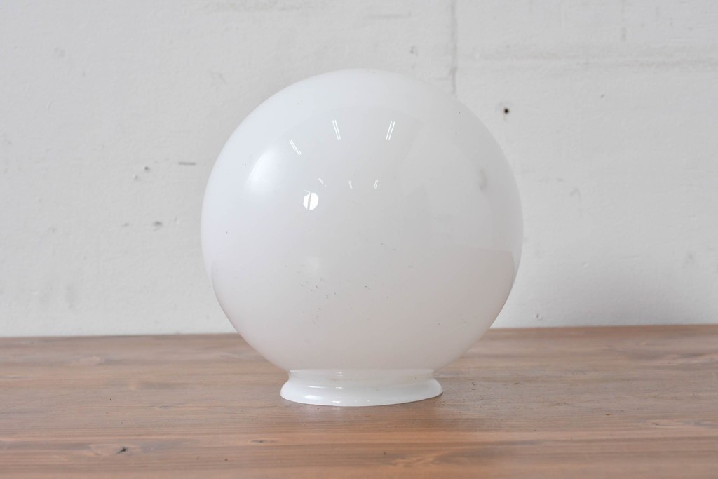 《引っ掛けシーリング式ペンダントライト加工費込み》　和製アンティーク　やわらかな乳白色のレトロな球体型ペンダントライト　(R-086148)