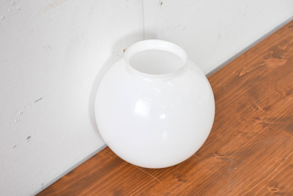 《引っ掛けシーリング式ペンダントライト加工費込み》　和製アンティーク　やわらかな乳白色のレトロな球体型ペンダントライト　(R-086148)