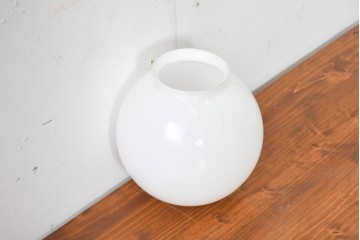 《引っ掛けシーリング式ペンダントライト加工費込み》　和製アンティーク　やわらかな乳白色のレトロな球体型ペンダントライト　(R-086148)