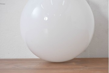 《引っ掛けシーリング式ペンダントライト加工費込み》　和製アンティーク　やわらかな乳白色のレトロな球体型ペンダントライト　(R-086148)