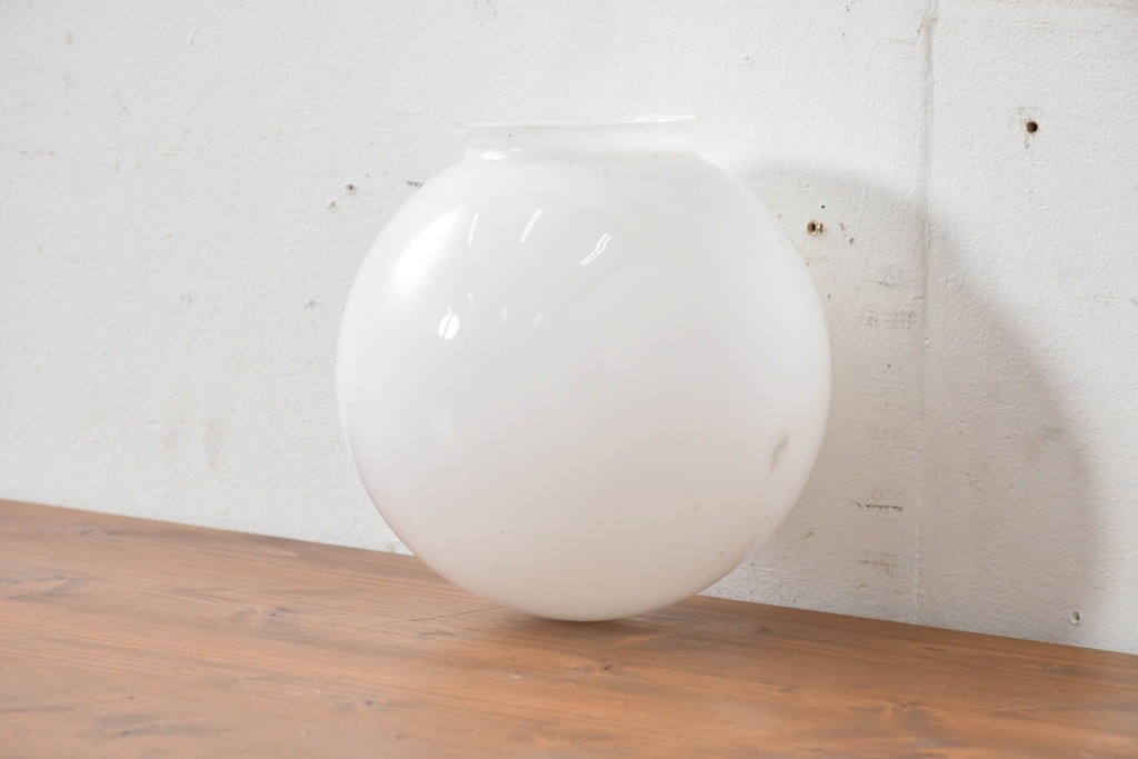 《引っ掛けシーリング式ペンダントライト加工費込み》　和製アンティーク　やわらかな乳白色のレトロな球体型ペンダントライト　(R-086148)