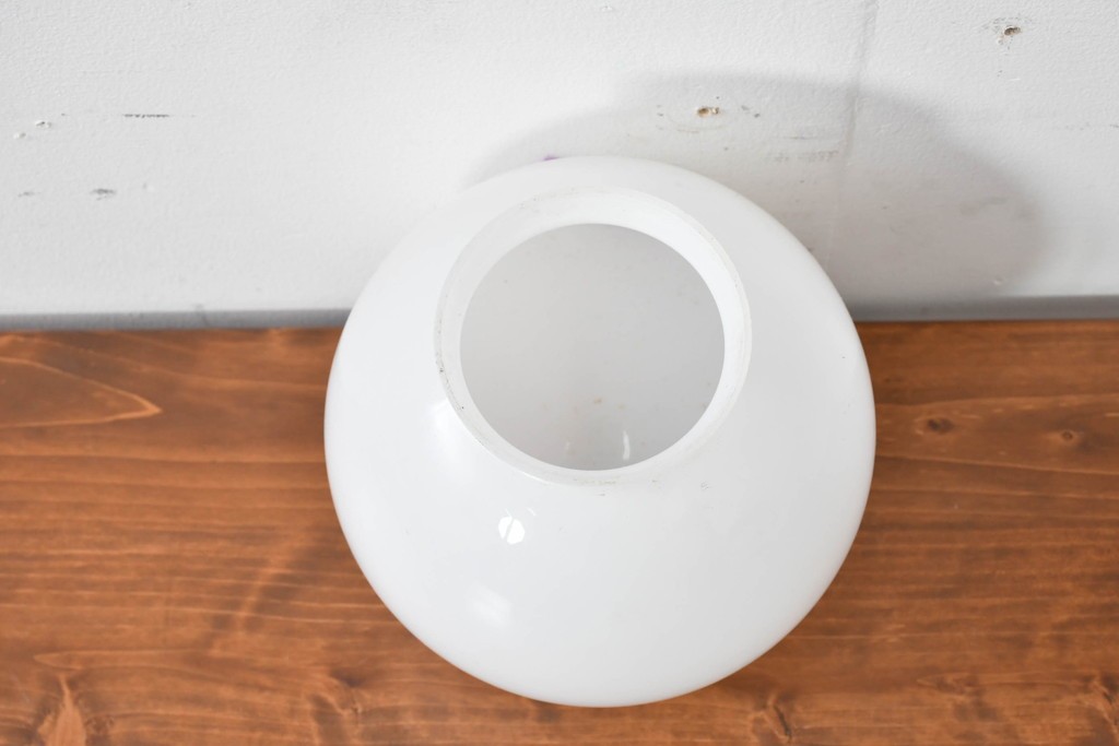 《引っ掛けシーリング式ペンダントライト加工費込み》　和製アンティーク　やわらかな乳白色のレトロな球体型ペンダントライト　(R-086148)