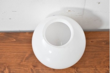 《引っ掛けシーリング式ペンダントライト加工費込み》　和製アンティーク　やわらかな乳白色のレトロな球体型ペンダントライト　(R-086148)