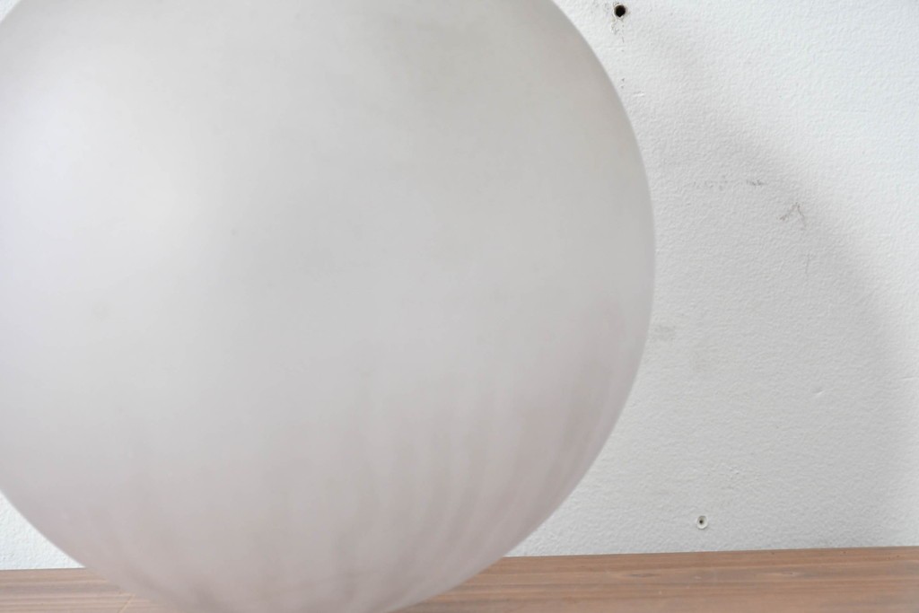 《引っ掛けシーリング式ペンダントライト加工費込み》　和製アンティーク　すりガラスのシンプルな球体型ペンダントライト　(R-086149)