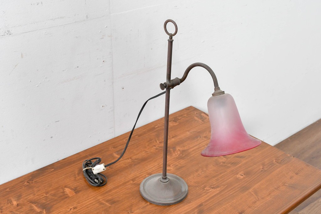 アメリカヴィンテージ　銅製　ピンクガラスシェードのテーブルランプ　(R-086174)