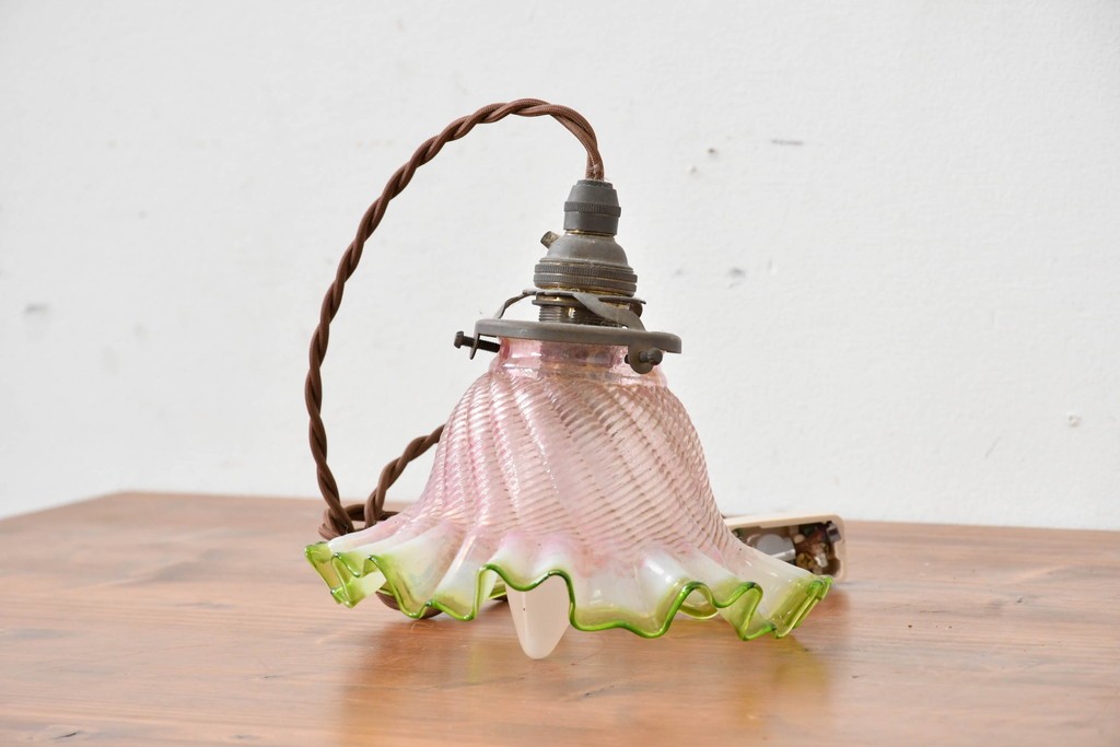 フランスアンティーク　淡いピンクとグリーンのグラデーションが優美なフリルガラスのペンダントライト　(R-086176)