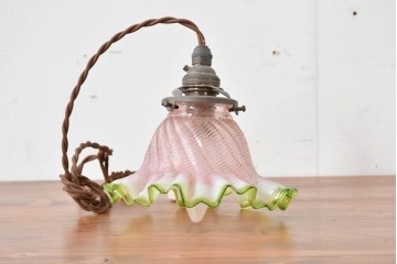 フランスアンティーク　淡いピンクとグリーンのグラデーションが優美なフリルガラスのペンダントライト　(R-086176)