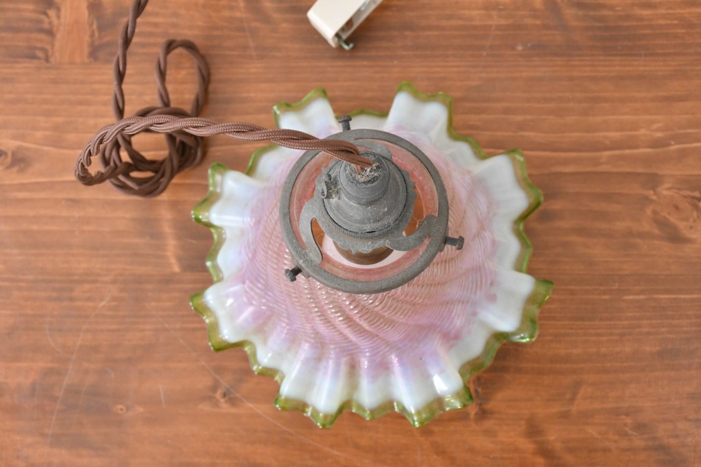 フランスアンティーク　淡いピンクとグリーンのグラデーションが優美なフリルガラスのペンダントライト　(R-086176)