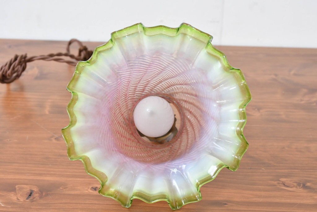 フランスアンティーク　淡いピンクとグリーンのグラデーションが優美なフリルガラスのペンダントライト　(R-086176)
