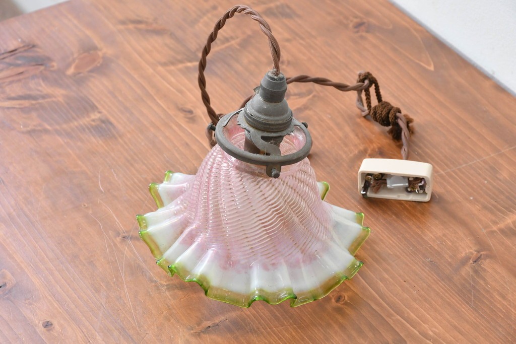 フランスアンティーク　淡いピンクとグリーンのグラデーションが優美なフリルガラスのペンダントライト　(R-086176)