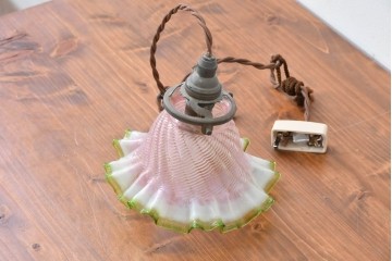 フランスアンティーク　淡いピンクとグリーンのグラデーションが優美なフリルガラスのペンダントライト　(R-086176)