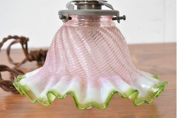 フランスアンティーク　淡いピンクとグリーンのグラデーションが優美なフリルガラスのペンダントライト　(R-086176)