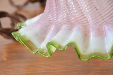 フランスアンティーク　淡いピンクとグリーンのグラデーションが優美なフリルガラスのペンダントライト　(R-086176)