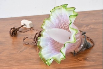 フランスアンティーク　淡いピンクとグリーンのグラデーションが優美なフリルガラスのペンダントライト　(R-086176)