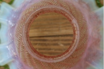 フランスアンティーク　淡いピンクとグリーンのグラデーションが優美なフリルガラスのペンダントライト　(R-086176)