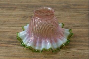 フランスアンティーク　淡いピンクとグリーンのグラデーションが優美なフリルガラスのペンダントライト　(R-086176)