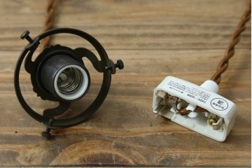 フランスアンティーク　淡いピンクとグリーンのグラデーションが優美なフリルガラスのペンダントライト　(R-086176)