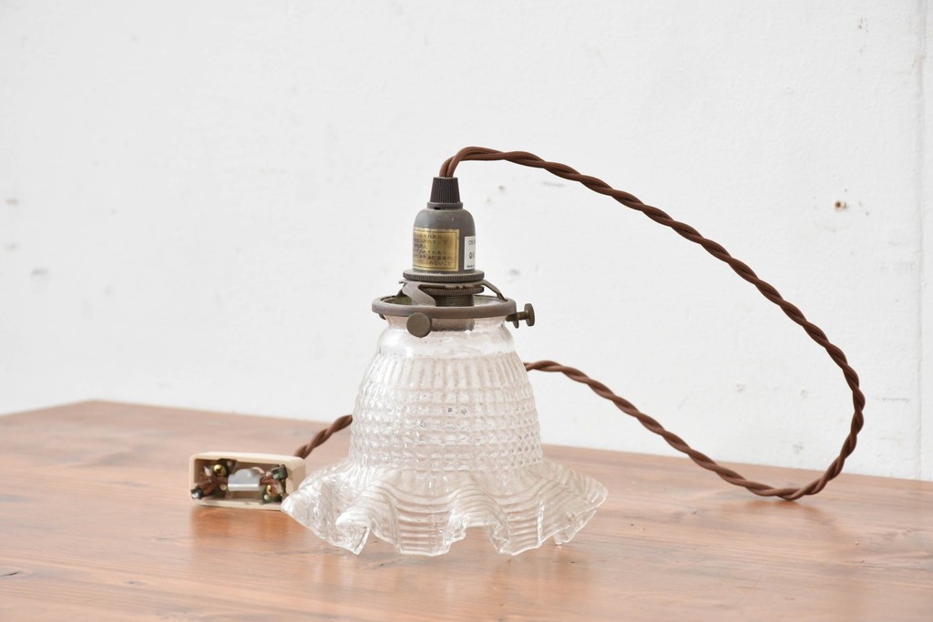 ヨーロッパヴィンテージ　凹凸のある透明ガラスが美しいフリルシェードのペンダントライト　(R-086177)