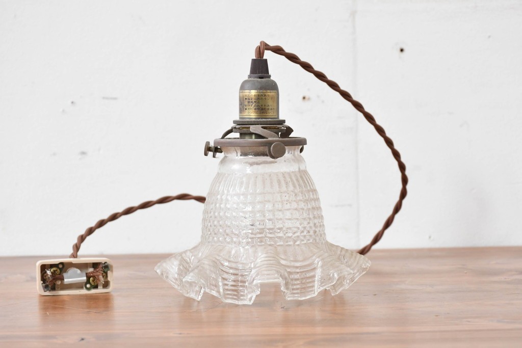 ヨーロッパヴィンテージ　凹凸のある透明ガラスが美しいフリルシェードのペンダントライト　(R-086177)