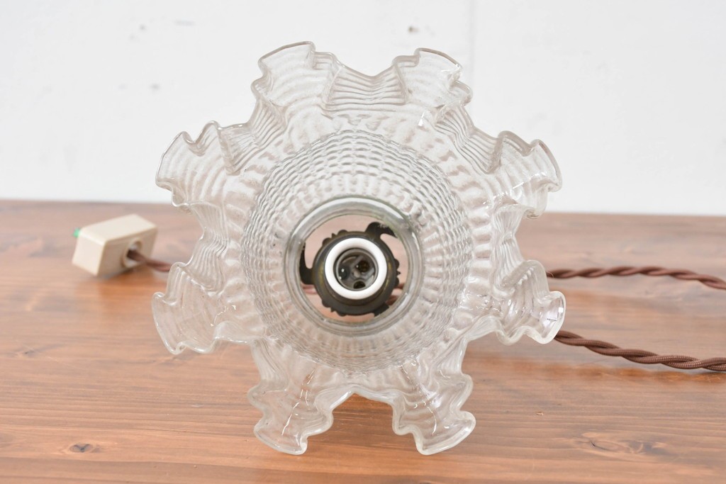 ヨーロッパヴィンテージ　凹凸のある透明ガラスが美しいフリルシェードのペンダントライト　(R-086177)