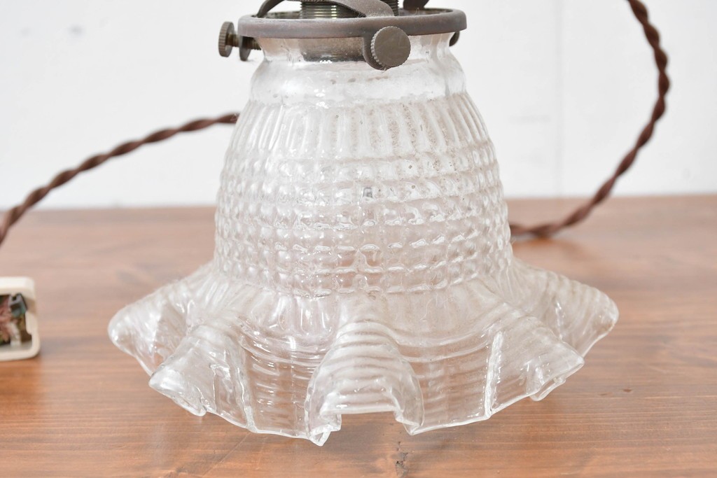 ヨーロッパヴィンテージ　凹凸のある透明ガラスが美しいフリルシェードのペンダントライト　(R-086177)