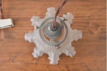 ヨーロッパヴィンテージ　凹凸のある透明ガラスが美しいフリルシェードのペンダントライト　(R-086177)