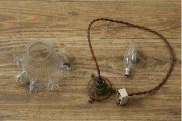 ヨーロッパヴィンテージ　凹凸のある透明ガラスが美しいフリルシェードのペンダントライト　(R-086177)