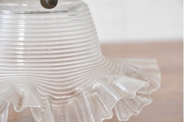 《引っ掛けシーリング式ペンダントライト加工費込み》　ヨーロッパヴィンテージ　花弁のようなフリルシェードが美しい透明ガラスのペンダントライト　(R-086178)