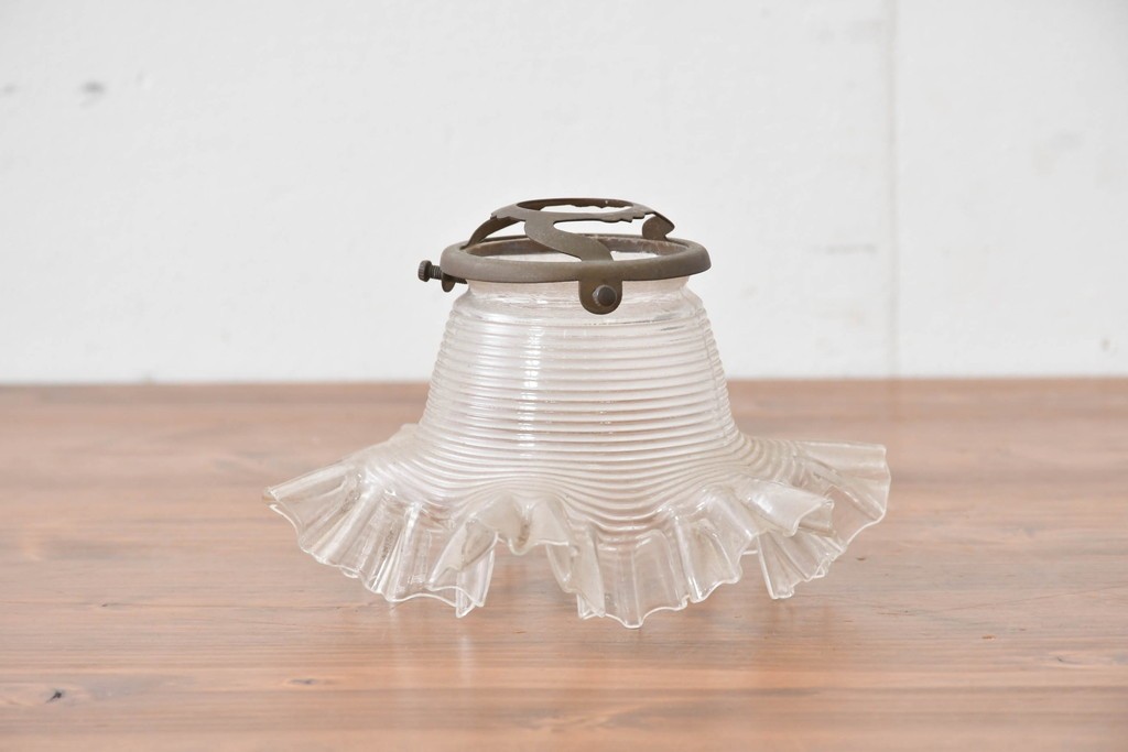 《引っ掛けシーリング式ペンダントライト加工費込み》　ヨーロッパヴィンテージ　花弁のようなフリルシェードが美しい透明ガラスのペンダントライト　(R-086178)