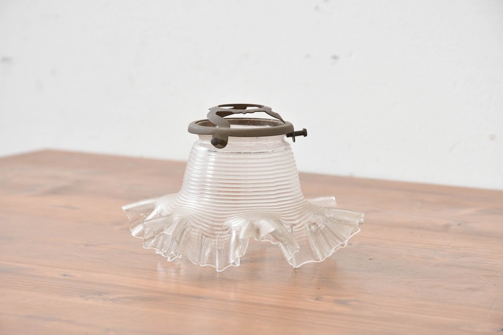 《引っ掛けシーリング式ペンダントライト加工費込み》　ヨーロッパヴィンテージ　花弁のようなフリルシェードが美しい透明ガラスのペンダントライト　(R-086178)