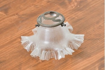 《引っ掛けシーリング式ペンダントライト加工費込み》　ヨーロッパヴィンテージ　花弁のようなフリルシェードが美しい透明ガラスのペンダントライト　(R-086178)