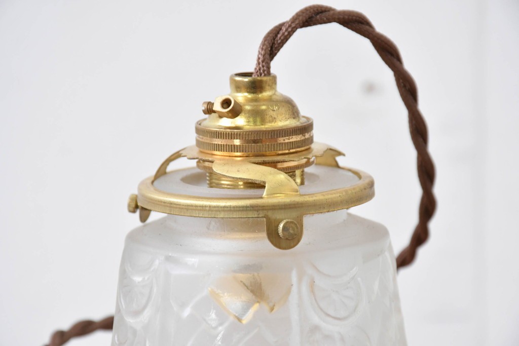 ヨーロッパアンティーク　幾何学的な模様やレリーフが刻まれたガラスシェードのペンダントライト　(R-086179)