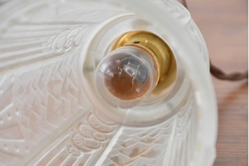 ヨーロッパアンティーク　幾何学的な模様やレリーフが刻まれたガラスシェードのペンダントライト　(R-086179)