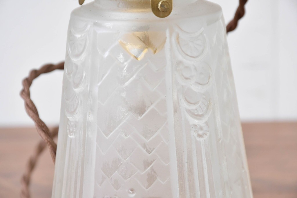 ヨーロッパアンティーク　幾何学的な模様やレリーフが刻まれたガラスシェードのペンダントライト　(R-086179)