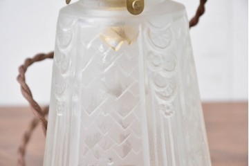 ヨーロッパアンティーク　幾何学的な模様やレリーフが刻まれたガラスシェードのペンダントライト　(R-086179)