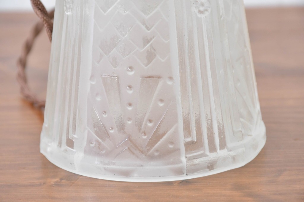 ヨーロッパアンティーク　幾何学的な模様やレリーフが刻まれたガラスシェードのペンダントライト　(R-086179)