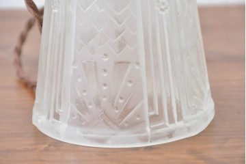 ヨーロッパアンティーク　幾何学的な模様やレリーフが刻まれたガラスシェードのペンダントライト　(R-086179)