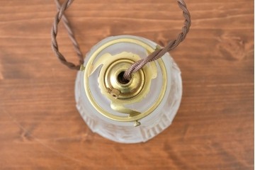 ヨーロッパアンティーク　幾何学的な模様やレリーフが刻まれたガラスシェードのペンダントライト　(R-086179)