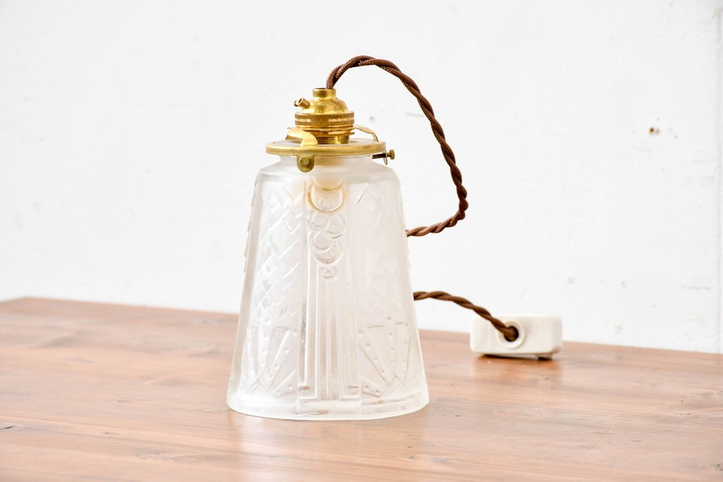 ヨーロッパアンティーク　幾何学的な模様やレリーフが刻まれたガラスシェードのペンダントライト　(R-086179)