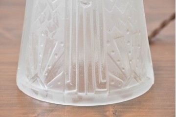 ヨーロッパアンティーク　幾何学的な模様やレリーフが刻まれたガラスシェードのペンダントライト　(R-086179)