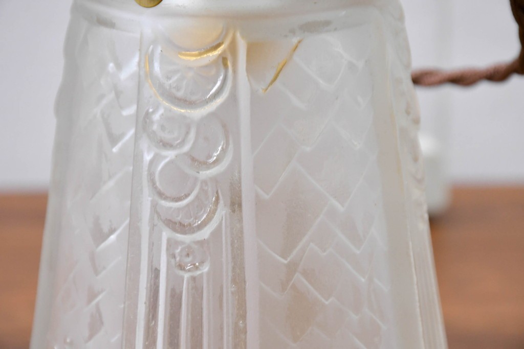 ヨーロッパアンティーク　幾何学的な模様やレリーフが刻まれたガラスシェードのペンダントライト　(R-086179)