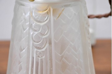 ヨーロッパアンティーク　幾何学的な模様やレリーフが刻まれたガラスシェードのペンダントライト　(R-086179)