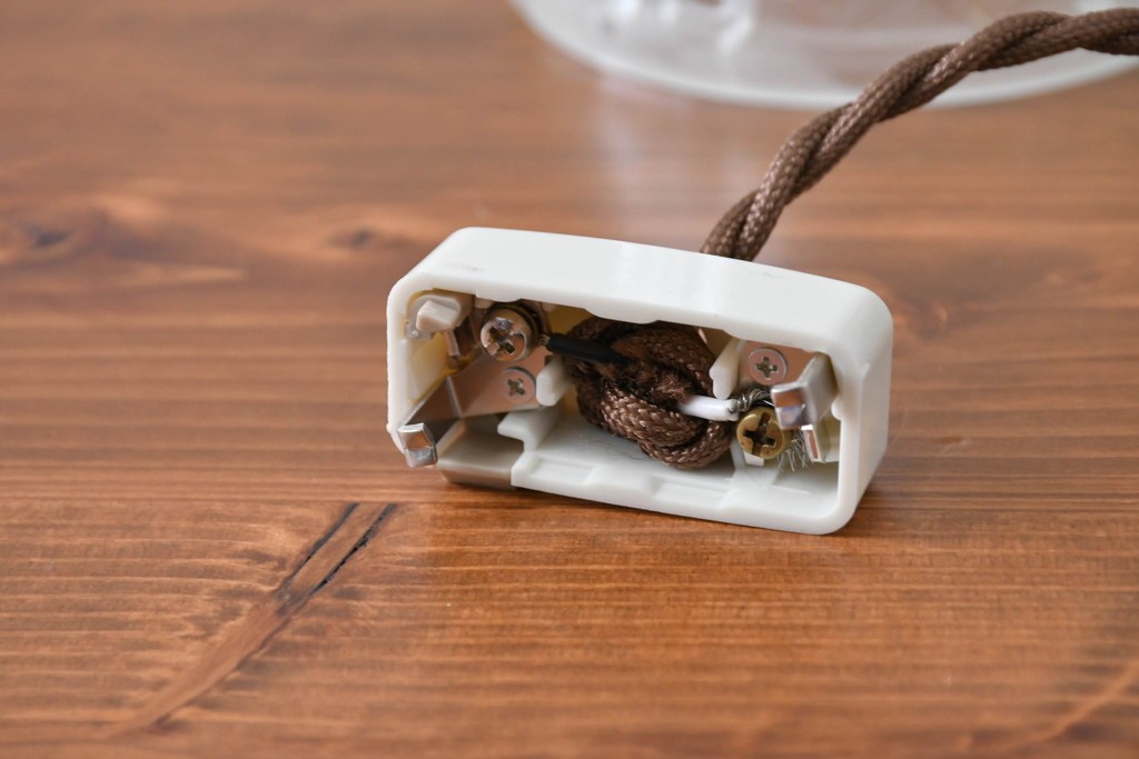 ヨーロッパアンティーク　幾何学的な模様やレリーフが刻まれたガラスシェードのペンダントライト　(R-086179)