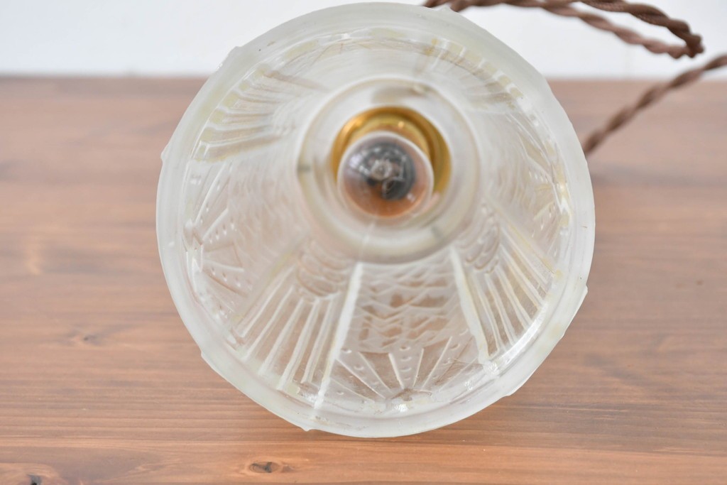 ヨーロッパアンティーク　幾何学的な模様やレリーフが刻まれたガラスシェードのペンダントライト　(R-086179)