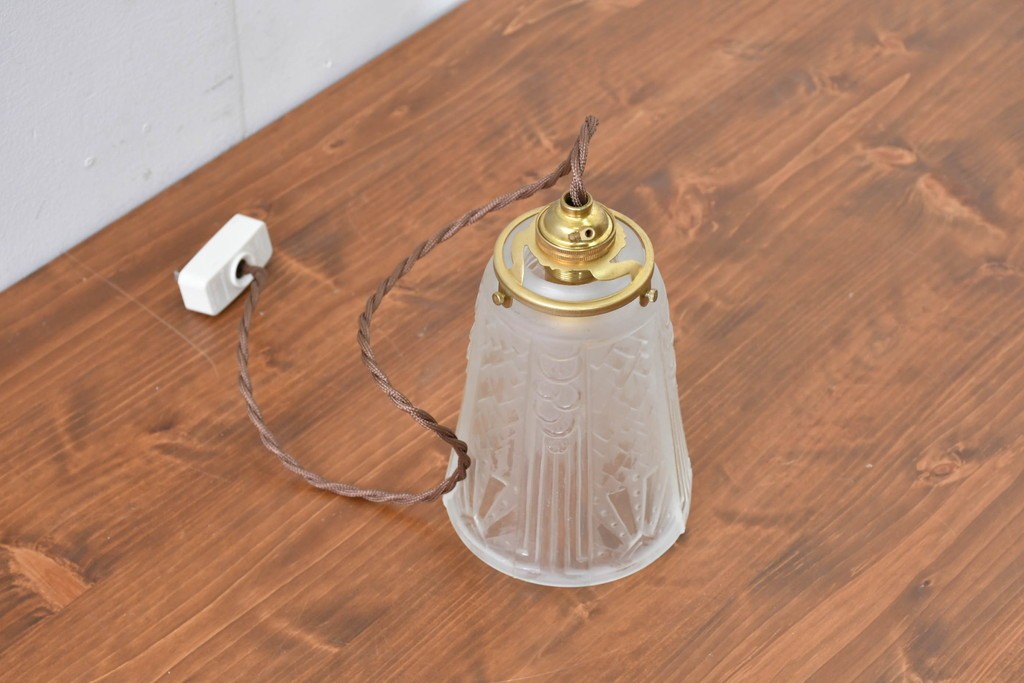 ヨーロッパアンティーク　幾何学的な模様やレリーフが刻まれたガラスシェードのペンダントライト　(R-086179)