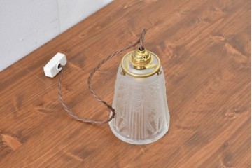 ヨーロッパアンティーク　幾何学的な模様やレリーフが刻まれたガラスシェードのペンダントライト　(R-086179)