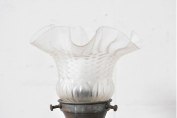 フランスアンティーク　オイルランプのようなデザインが美しいフリルガラスシェードのテーブルスタンド　(R-086184)